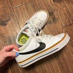 Women’s nike court legacy size 8